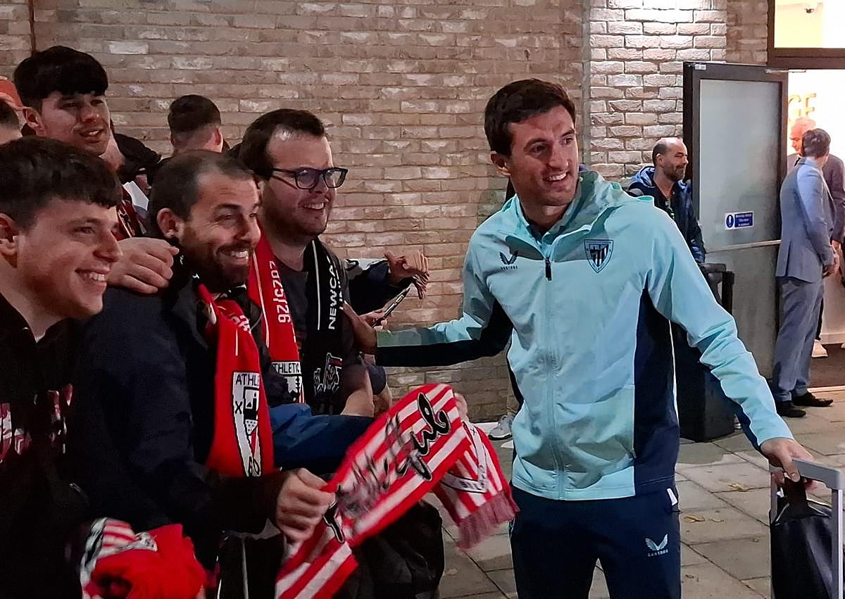 Imagen secundaria 1 - Lekue y Laporte se fotografían con aficionados en el hotel de concentración del equipo. Abajo, Vivián. Y en la última, el aviso de las autoridades de Newcastle que prohíbe aparcar en Bigg Market, el punto de encuentro de los hinchas rojiblancos en la ciudad. 