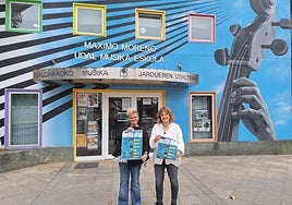 La alcaldesa en funciones y concejala de Cultura Edurne Espilla y la directora de la escuela de música Máximo Moreno, Maiteder Lertxundi.