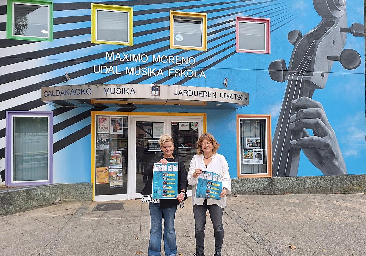 La alcaldesa en funciones y concejala de Cultura Edurne Espilla y la directora de la escuela de música Máximo Moreno, Maiteder Lertxundi.