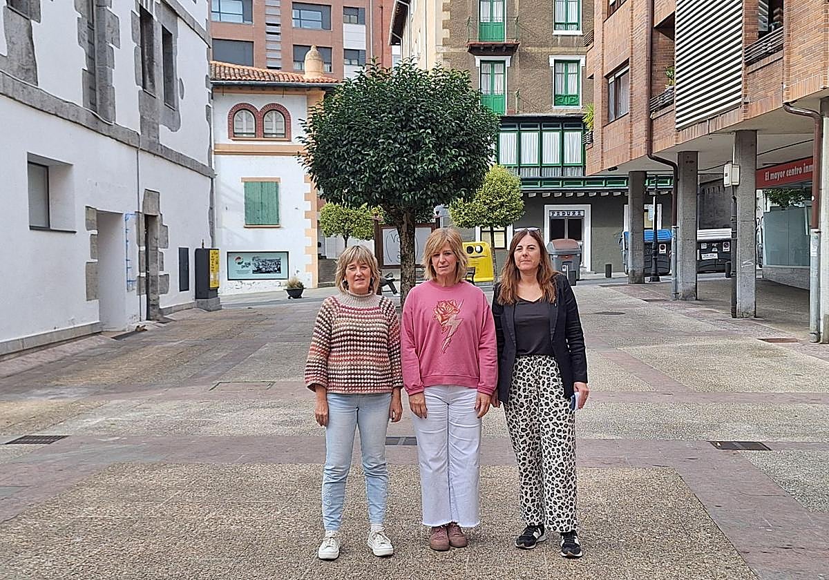 La técnica de Igualdad, Lourdes Perosanz, la alcaldesa, Maite Ibarra, y la concejala de Igualdad y Política Social, Joana Etxebarria.