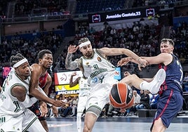 El baskonista Kurucs pugna con Juancho Hernangómez (Panathinaikos).