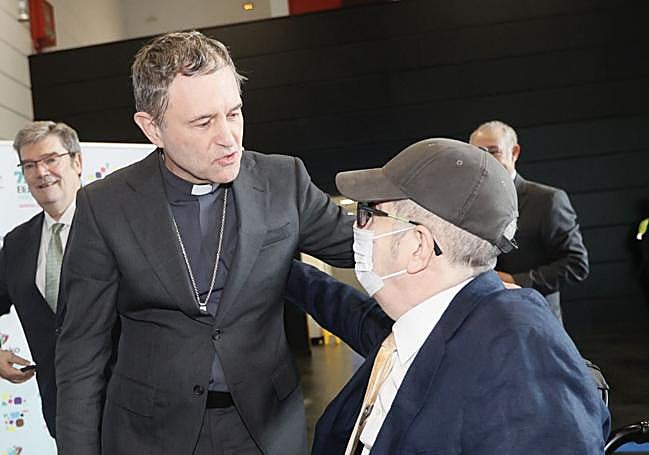 Joseba Segura saluda a Kepa Junkera, que asistió al acto.