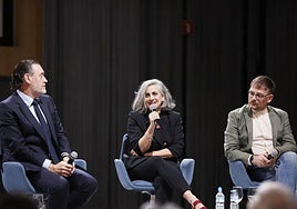 Miguel Zugaza, Lara Izagirre y Xabier Paya en un momento de la conversación.
