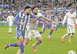 Calebe trata de superar a Pickel en el partido contra el Espanyol.