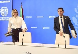 La portavoz del Gobierno vasco, María Ubarretxena y el consejero de Hacienda, Noël d'Anjou