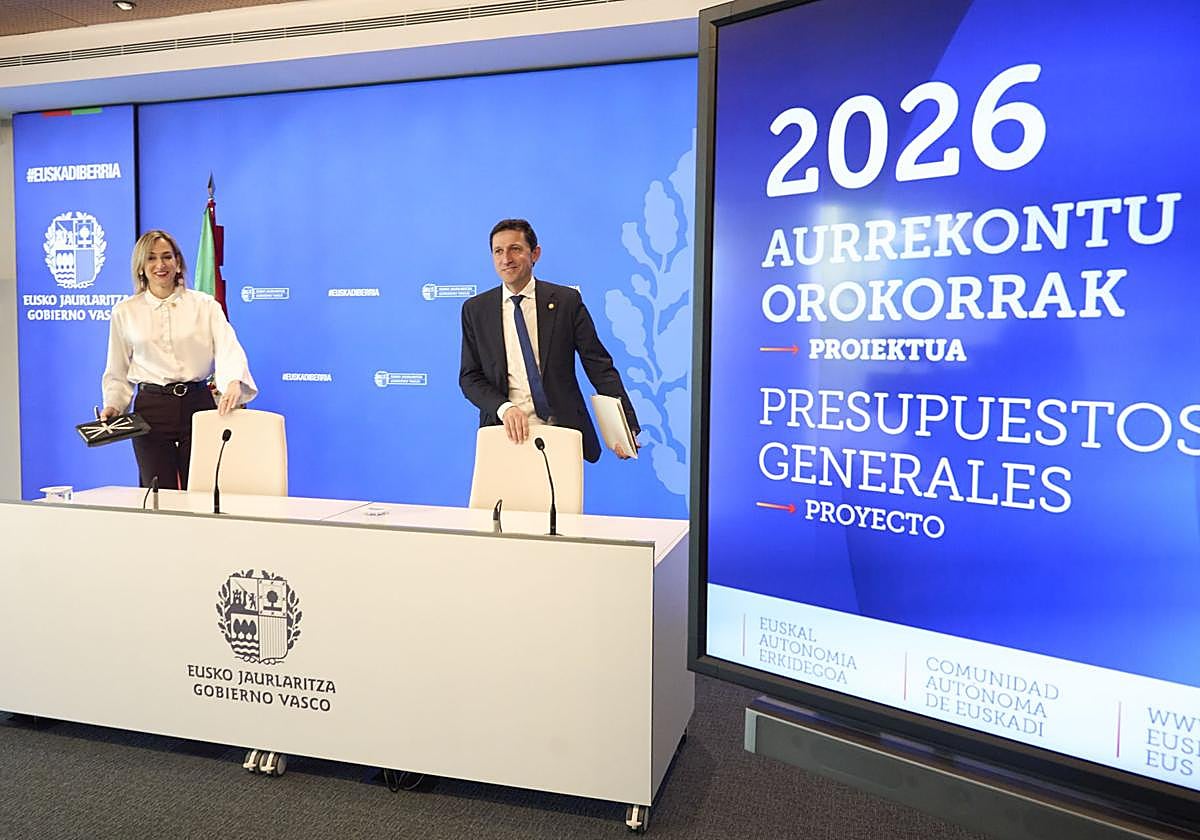 La portavoz del Gobierno vasco, María Ubarretxena y el consejero de Hacienda, Noël d'Anjou