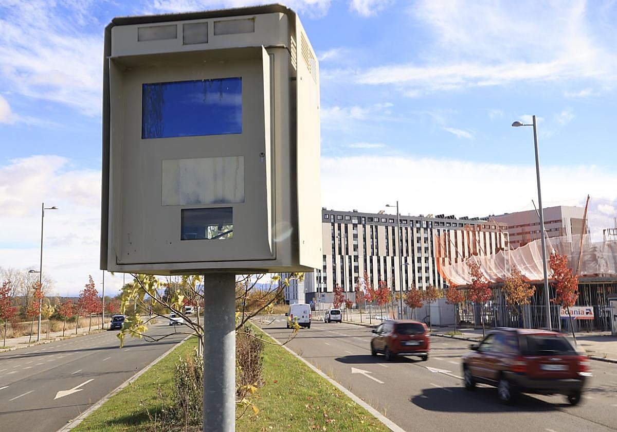 Radar fijo de Salburua que se investiga.