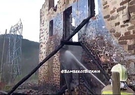 Los bomberos aún apagaban ciertos rescoldos esta mañana.