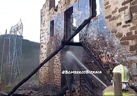 Los bomberos aún apagaban ciertos rescoldos esta mañana.