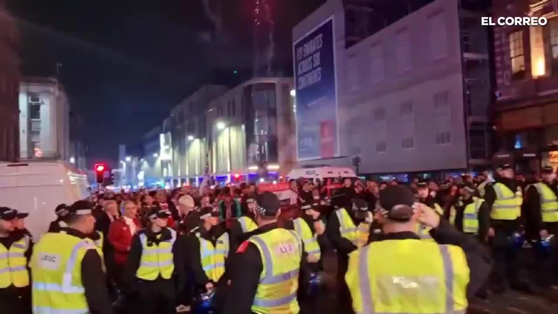 Los aficionados del Newcastle graban la kalejira del Athletic, en la que se está usando pirotecnia