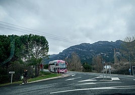 La Diputación reorganiza el tráfico para evitar riesgos en la parada del autobús del Hospital de Leza
