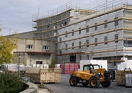 Las obras avanzan en la reconversión de la clínica Arana en un centro para refugiados.