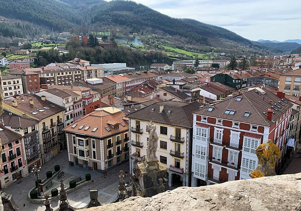Imagen de parte del casco medieval y de otros barrios de la villa.