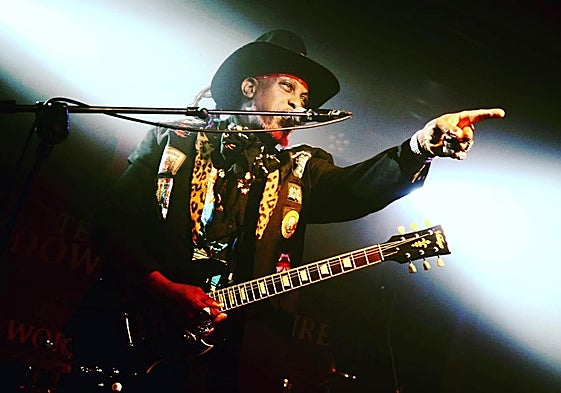 En su chaqueta lucía parches de AC/DC, Motörhead, Metallica.