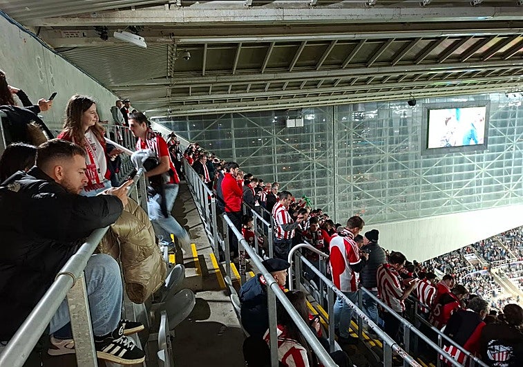 La afición del Athletic se entrega sin premio en Newcastle