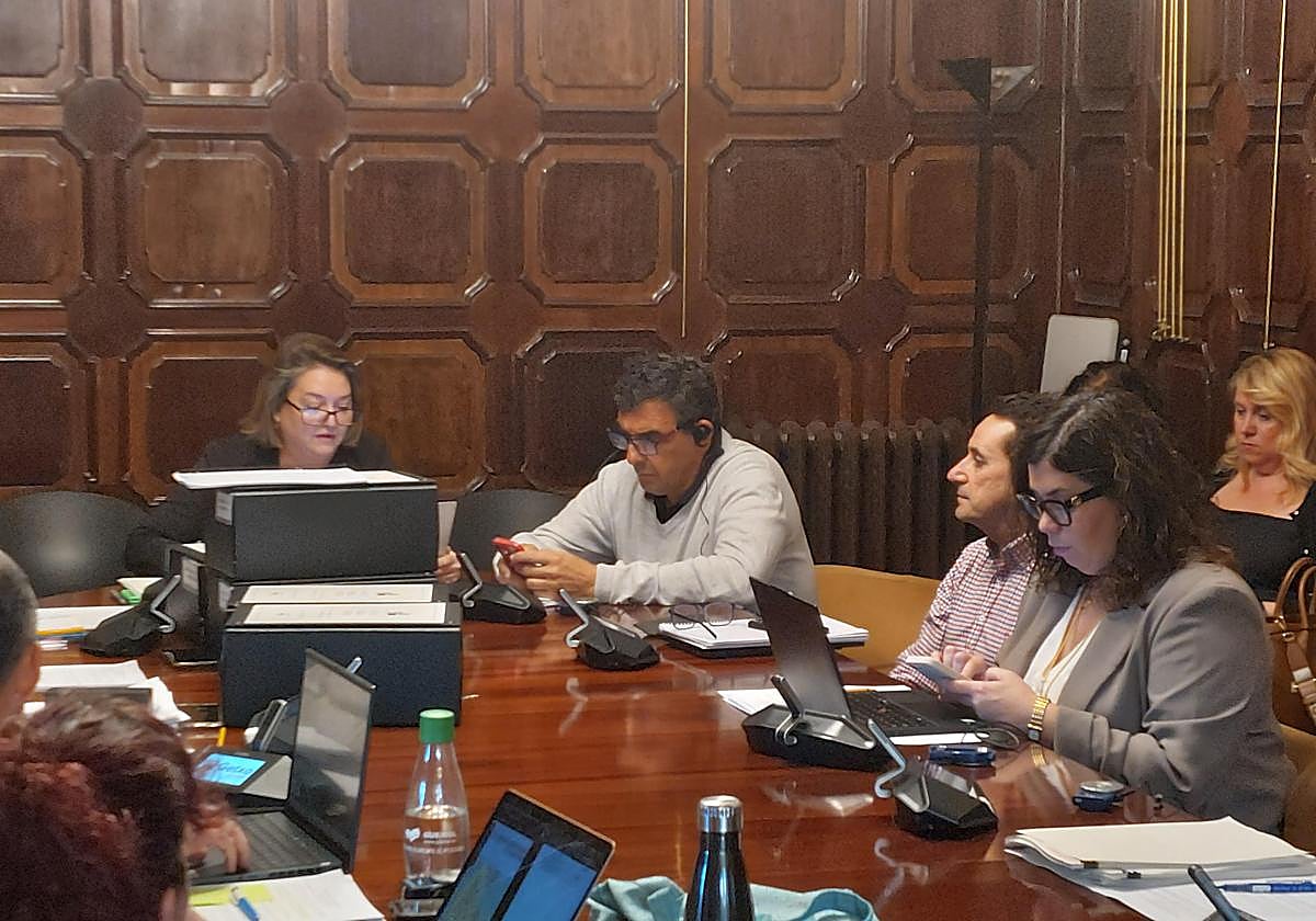 El concejal de Urbanismo, Álvaro González, junto a la presidenta de la comisión de Territorio, Janire Ocio, (a su derecha) y a los concejales Iñigo Urkitza y Carmen Díaz (a su izquierda)