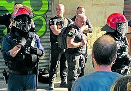 La Ertzaintza desplegó varias patrullas el lunes en la zona de San Francisco por la tensión que provocó la llegada de la empresa Horus Desokupa.