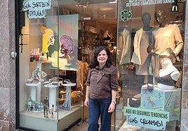 La tienda Colores, que regenta Sara Mata en Las Arenas, luce su escaparate creativo.