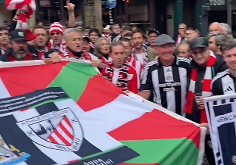 Los hinchas del Athletic y Newcastle confraternizan de nuevo 31 años después: «Nos invitan los camareros»