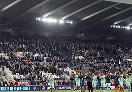 La afición del Athletic celebra los goles del Brujas, rival del Barça