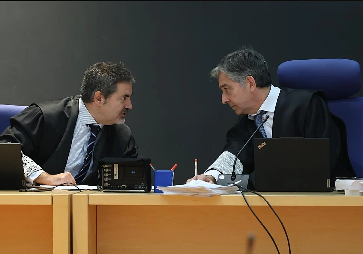 Momento en el que los magistrados del tribunal se disponen a leer el fallo de la sentencia.