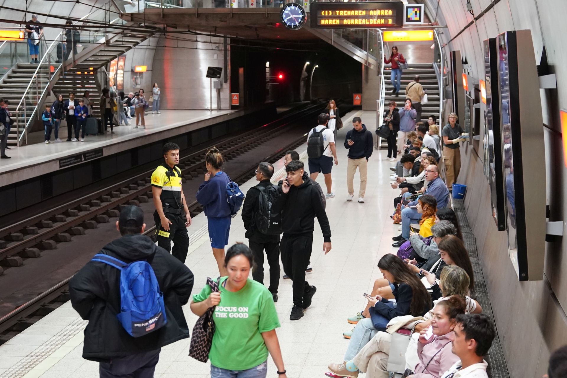 Ciudadanos esperan la llegada del metro durante la grave avería registrada el pasado 6 de octubre.
