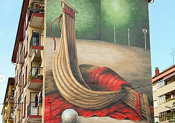 El mural en homenaje a la cesta punta que luce en un bloque de viviendas de Markina.