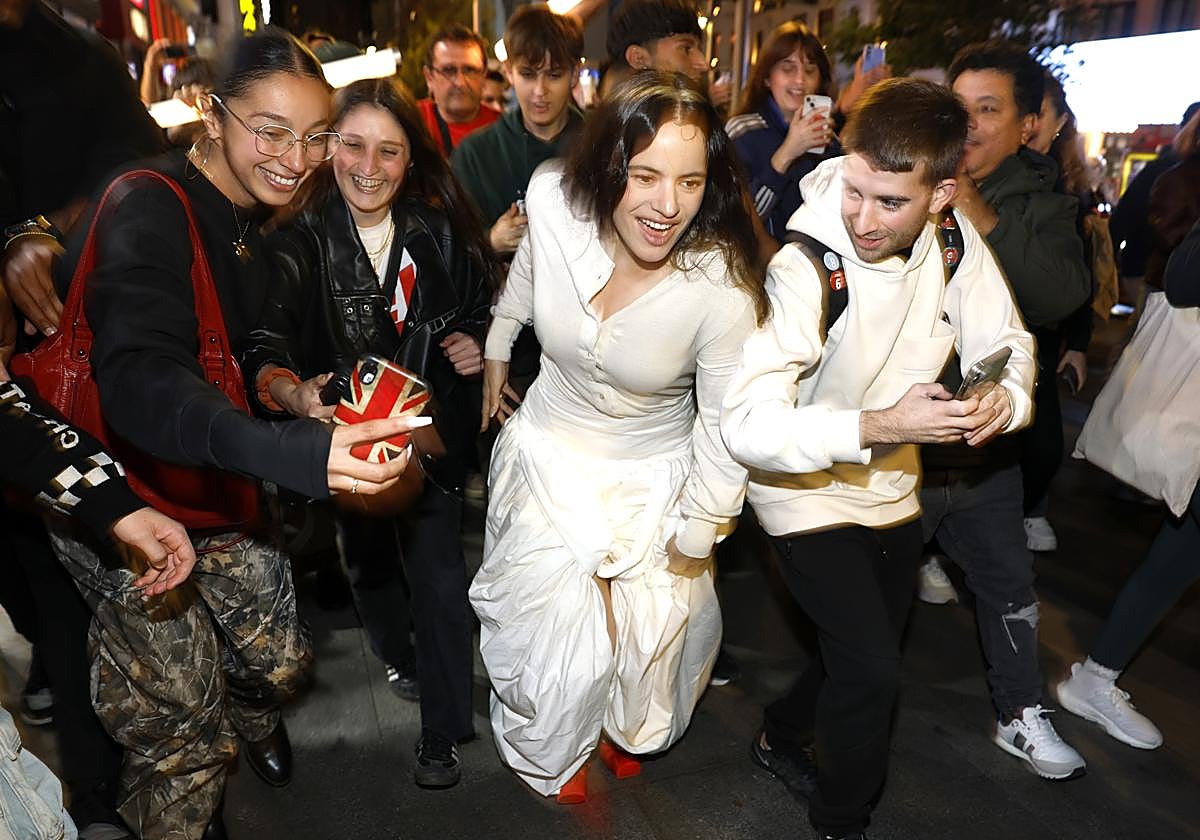 Rosalía en su llegada a Callao para la promoción de la portada de 'Lux'.