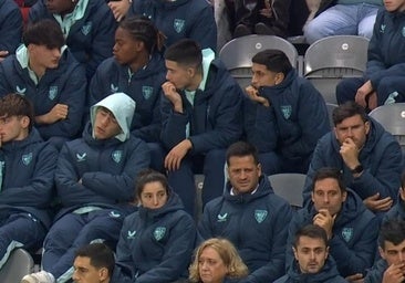 El equipo de la Youth League celebra de nuevo su victoria con la grada del Athletic