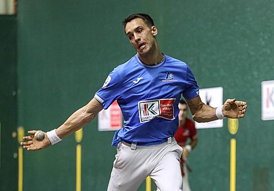 Zabala golpea la pelota con la derecha en la semifinal del Ogueta.