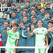 Selton Sánchez y Asier Hierro posan junto con la plantilla y cuerpo técnico del Athletic en la Youth League.