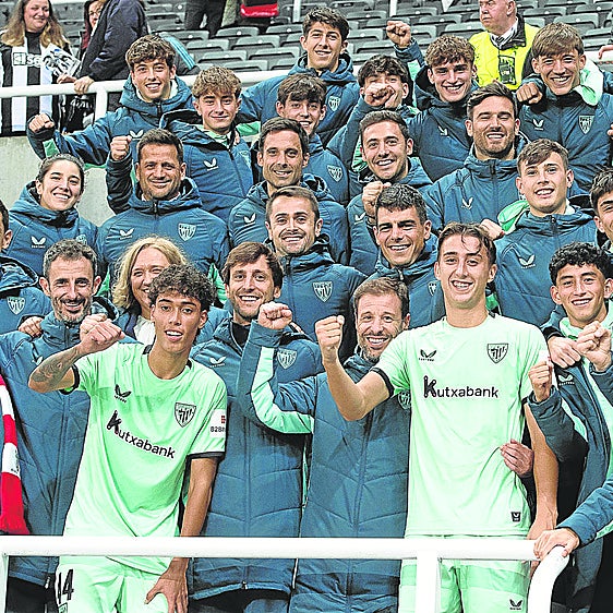 Selton Sánchez y Asier Hierro posan junto con la plantilla y cuerpo técnico del Athletic en la Youth League.