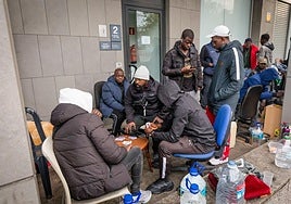Una veintena de malienses conviven en los soportales de Salburua.