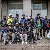 Es habitual ver desde el pasado mes de agosto a distintos grupos de malienses frente a la comisaría de Betoño a la espera de una cita.