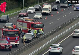 Una persona herida en una colisión entre dos coches en la recta del Max Center