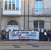 Trabajadores de Fibertecnic, durante una protesta frente al Parlamento vasco