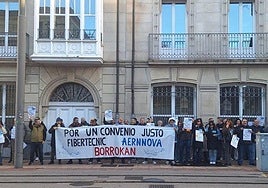 Trabajadores de Fibertecnic, durante una protesta frente al Parlamento vasco