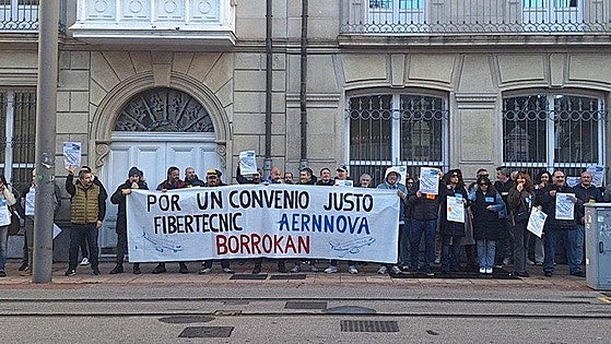 La plantilla de Fibertecnic, filial de Aernnova, eleva el conflicto por el convenio con una huelga indefinida