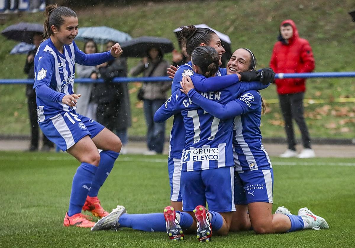 Las Gloriosas se abrazan para celebrar uno de los goles contra el Levante.