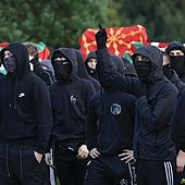 Aurpegia eman zuten Iruñeko antifaxistek, baina estalita eta beltzez jantzita.