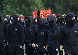 Aurpegia eman zuten Iruñeko antifaxistek, baina estalita eta beltzez jantzita.