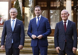 El rector de la UPV/EHU, Joxerramon Bengoetxea; el lehendakari, Imanol Pradales; y el consejero de Universidades, Juan Ignacio Pérez Iglesias, en una reunión.