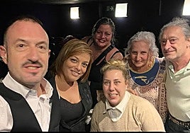 Cinco personas en la sala