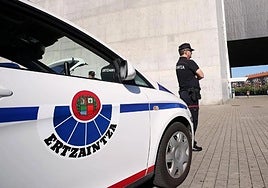 Una empleada de un hotel de Barakaldo coge 1.705 euros de la cartera de un cliente y los esconde en sus zapatillas