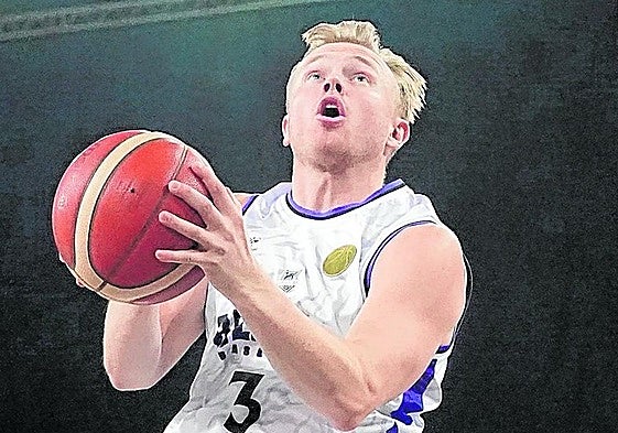 Frey se eleva hacia la canasta en el partido ante el Peristeri.