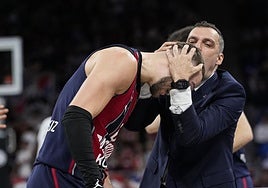 Galbiati besa la cabeza de Sedekerskis.