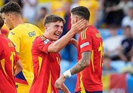 Jauregizar felicita a Roberto Fernández en un España-Rumanía sub'21.