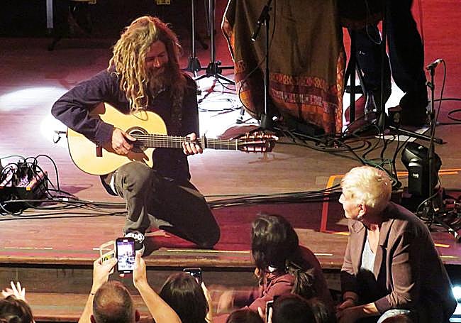 El inglés conectó desde la primera con la parroquia.