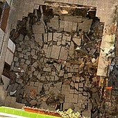 Imagen del patio derrumbado después de que la eliminación de un tabique maestro provocara su hundimiento.