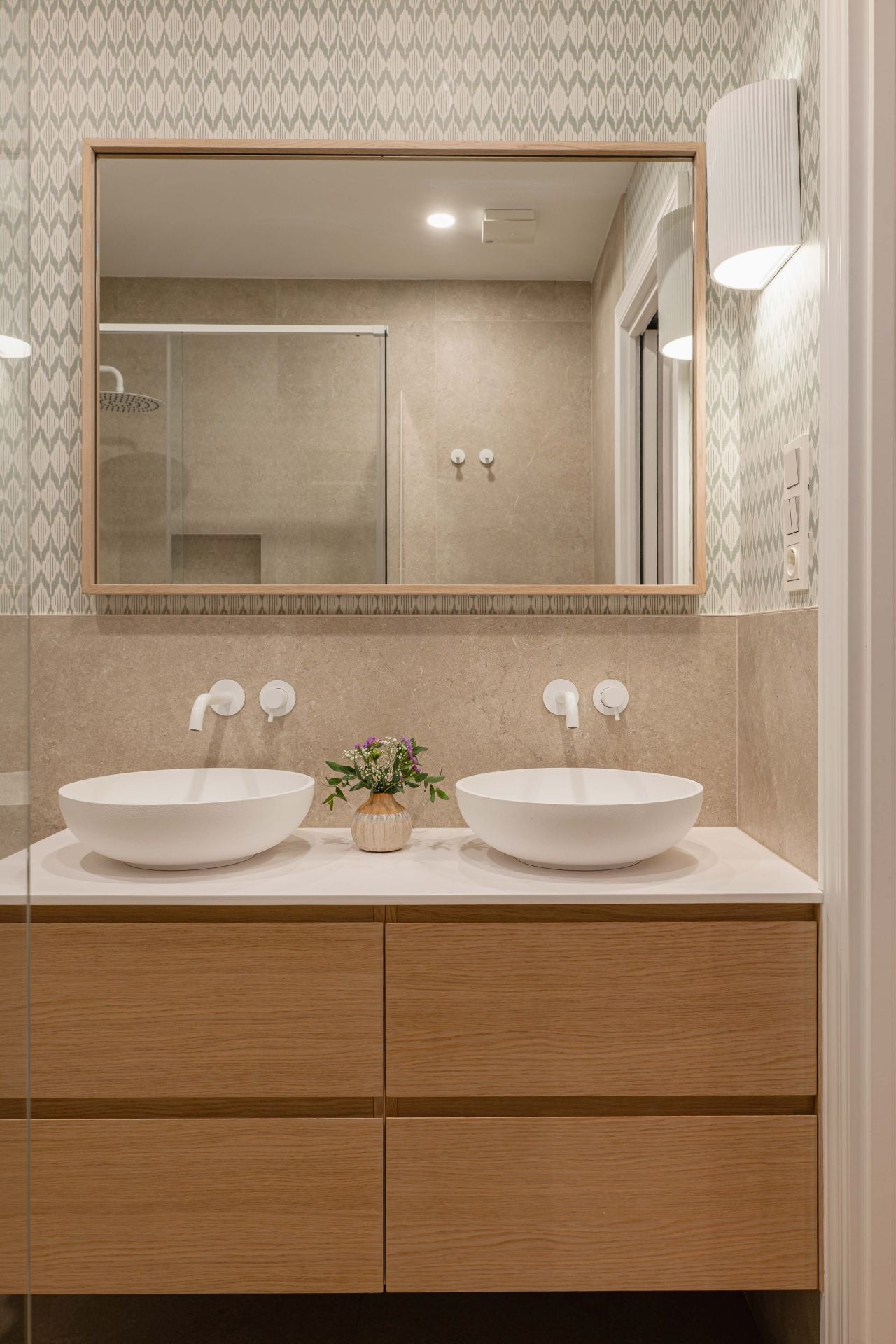 De espacio cerrado a hogar luminoso: la metamorfosis de un piso en Bilbao para una familia con dos niños